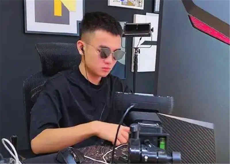 牧童太有牌面了,上和平精英首页获得专属定制!比黄金风衣还稀有