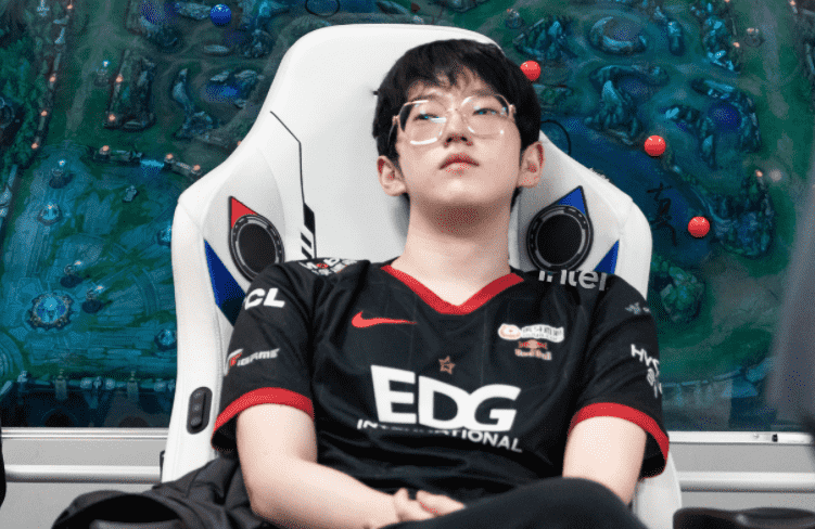 英雄联盟:JDG六连胜飙升战力榜第三名,T1完美收官继续坐稳榜首