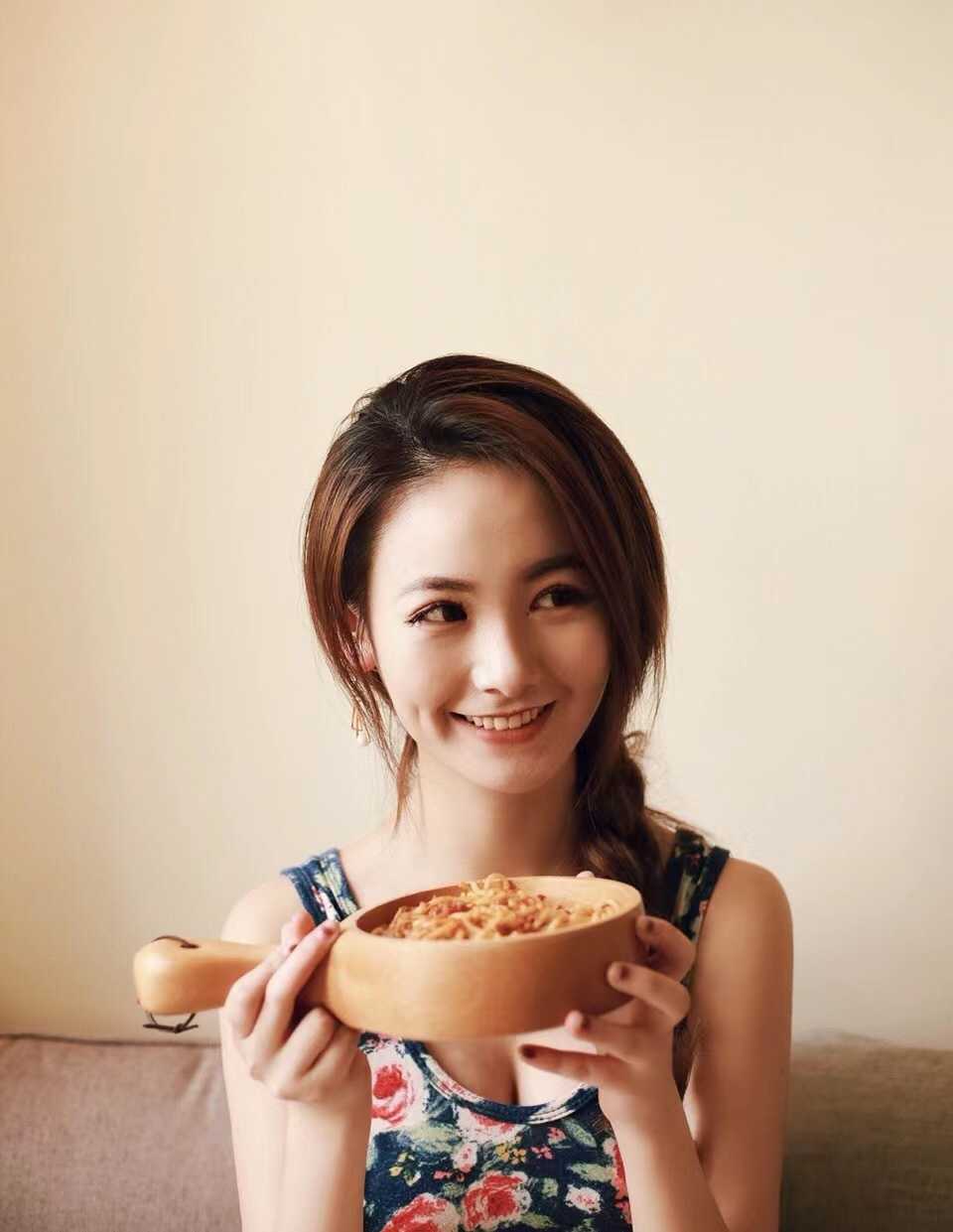 永劫无间美女解说陆狸,表面高冷禁欲女王范,背地可爱萌妹子一枚
