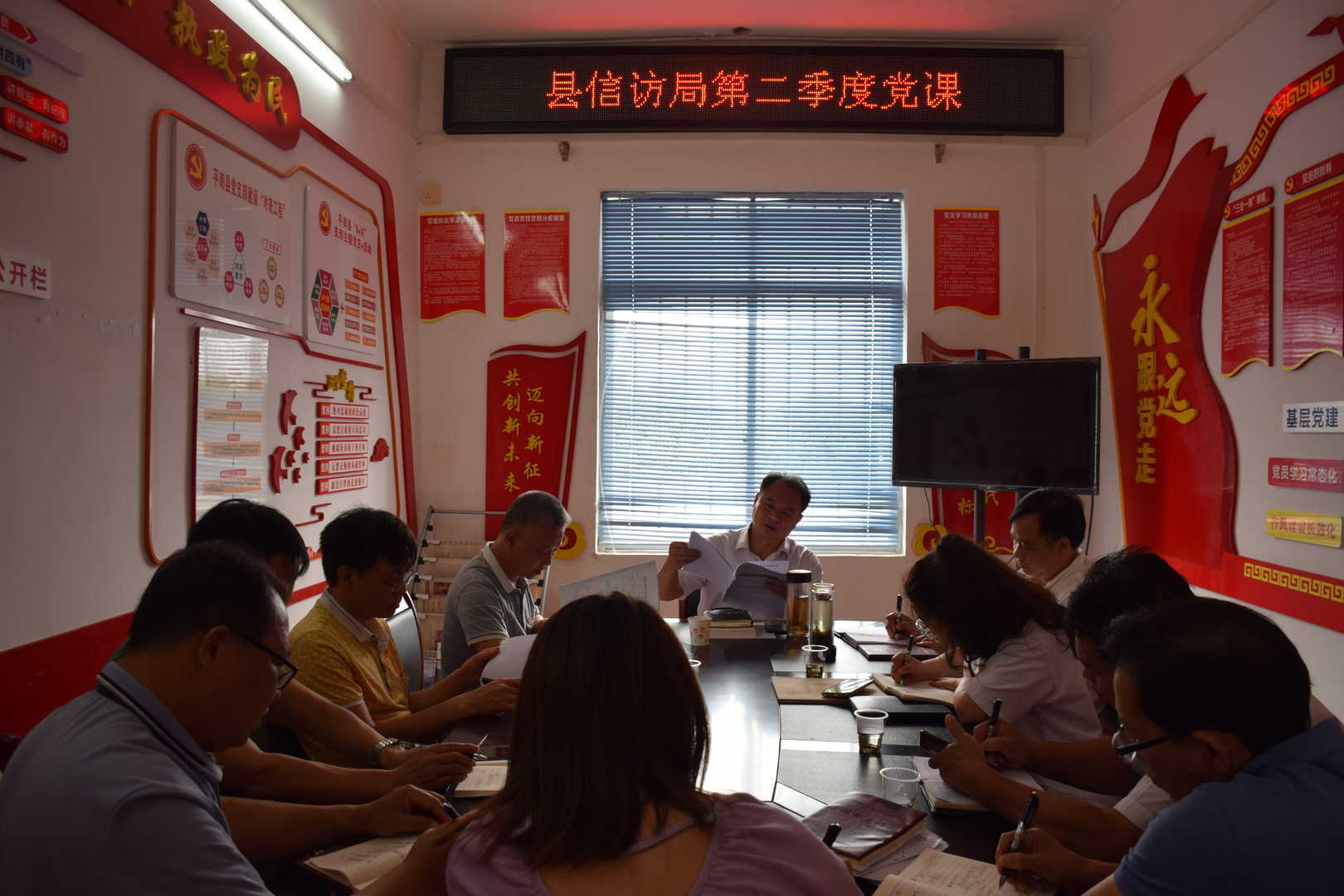 提精神 扬正气 赞祖国,将《红色传奇》进行到底——县信访局开展党史学习教育系列活动