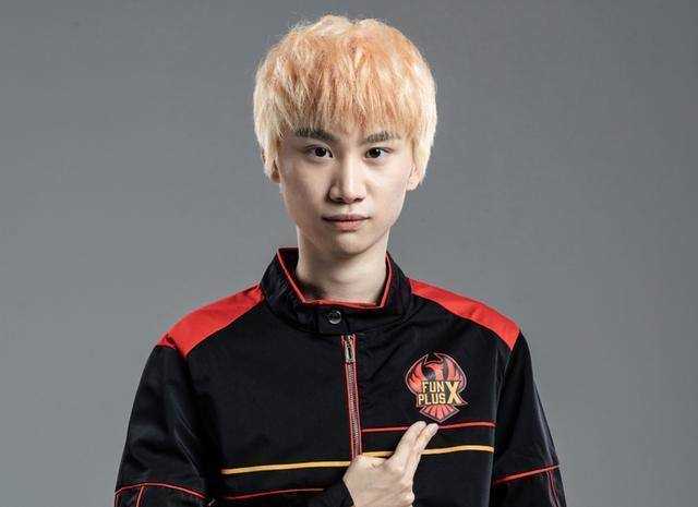 Doinb透露：电竞经理里最强的选手是S9的Uzi，巨贵根本买不起（doinb跟uzi做过队友）