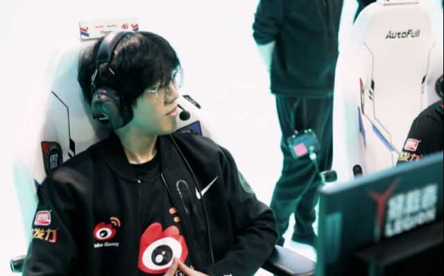 英雄联盟：赛季末战力排行榜大变天，V5本周继续坐稳第二名（当前赛季中,只有战队排名前100的）