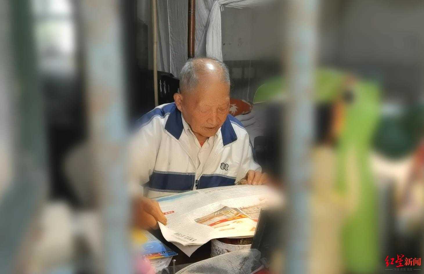 86岁学霸爷爷的传奇：60岁后三进大学 如今每天读报练字、学英语、做50个俯卧撑