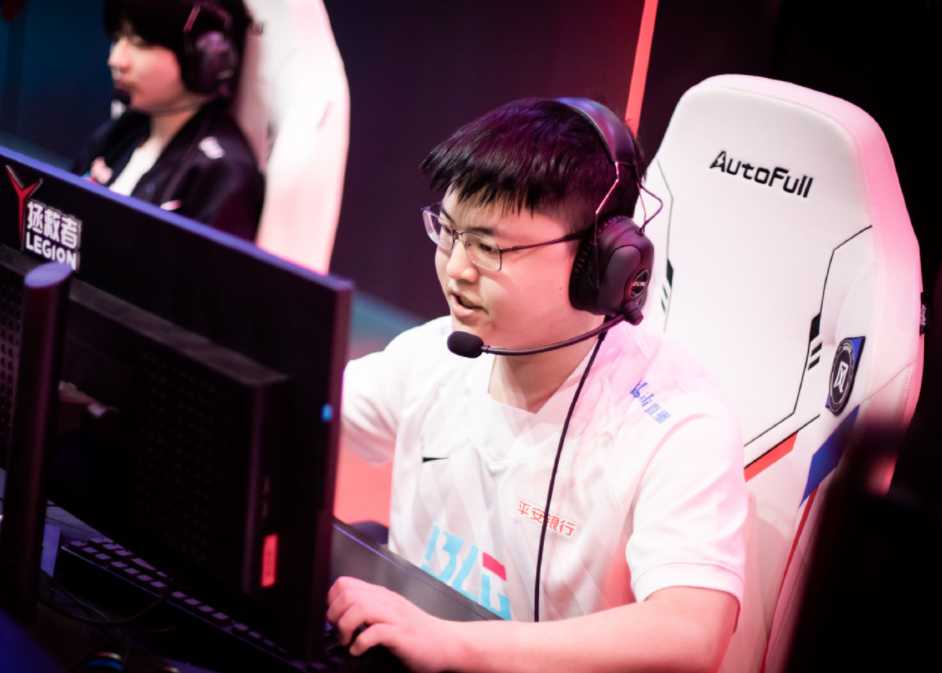 “Uzi以2万票领先Thesy”，这是lol E-sports经理发电名单上的热门话题，而doinb仅排名第六