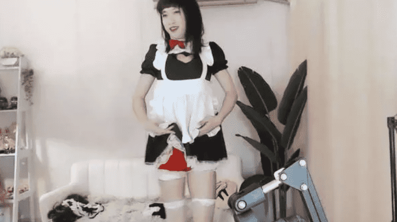 花老湿获大主播认证,和策划组队体验新版本,极限追猎像是机器人