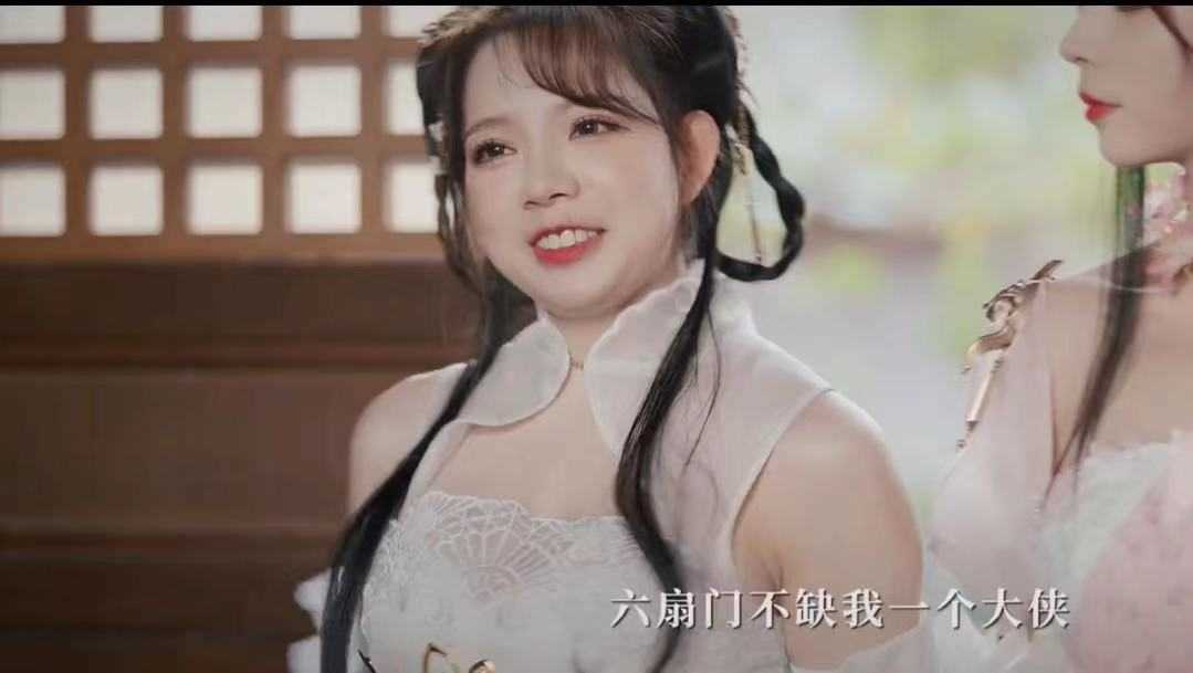 王奕萌Cos《逆水寒OL》素问翻车,双下巴惹人眼,被调侃“肉坦”